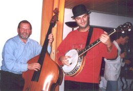 Bassist Bernhard und Banjospieler Markus