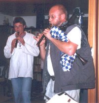 Jan und Nefti mit "Tröt", dem Hawaiianischen Natursaxophon