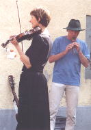 Monika mit Geige, Jan mit Trt